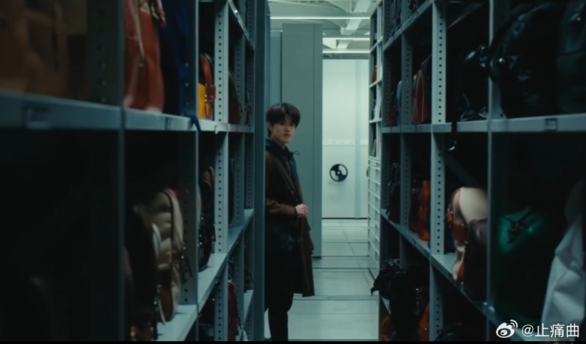 张极Prada花园工厂英语解说 张极在Prada花园工厂全程英文讲解，状态从容不