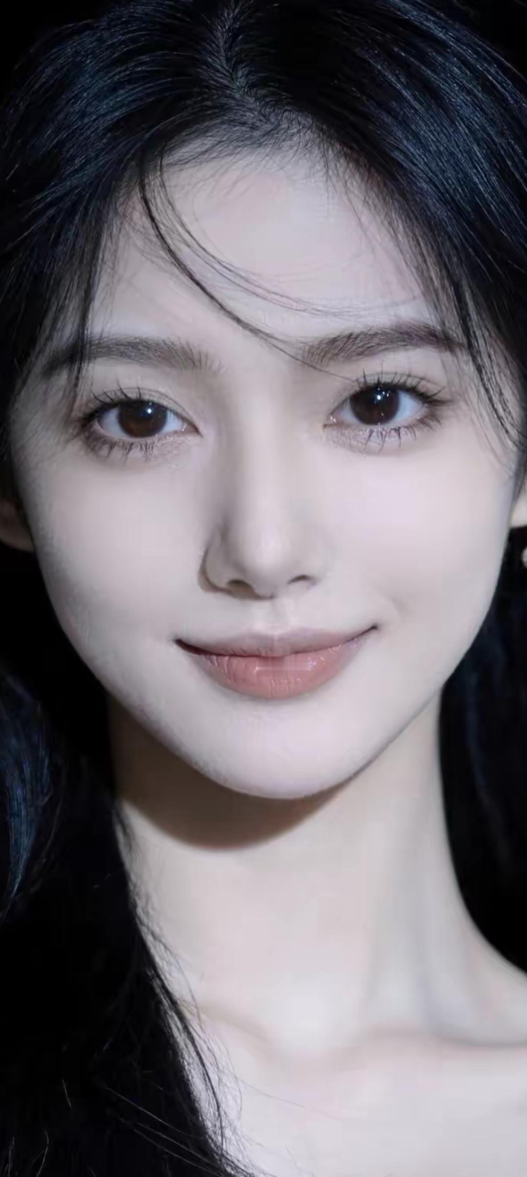 甜美少女，温柔微笑，黑发飘逸，清新自然