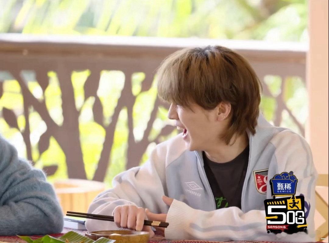 邓超长在鹿晗笑点上邓超连正常呼吸都能戳中鹿晗笑点，这默契也太好笑了，俩人同框欢乐