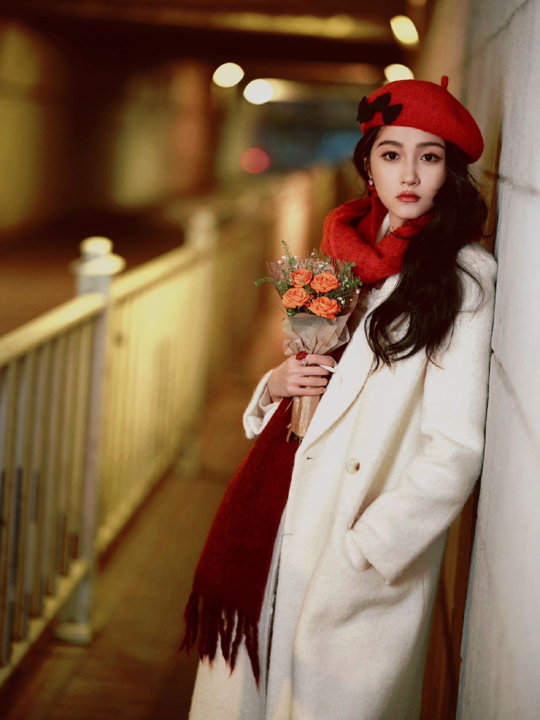 关晓彤新年红裙造型  喜庆满分！关晓彤身着红衣，在北京台春晚的舞台上绽放光彩。十