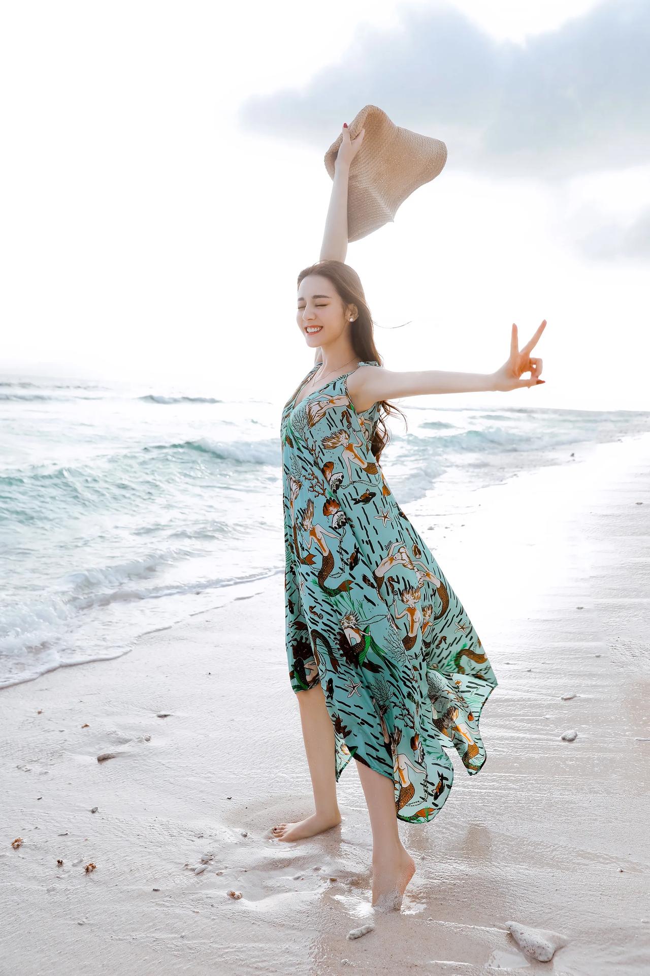 蓝色的大海，浪花打在沙滩上。她走在金黄软绵绵的沙滩上。欢快的舞动手中的太阳帽！微