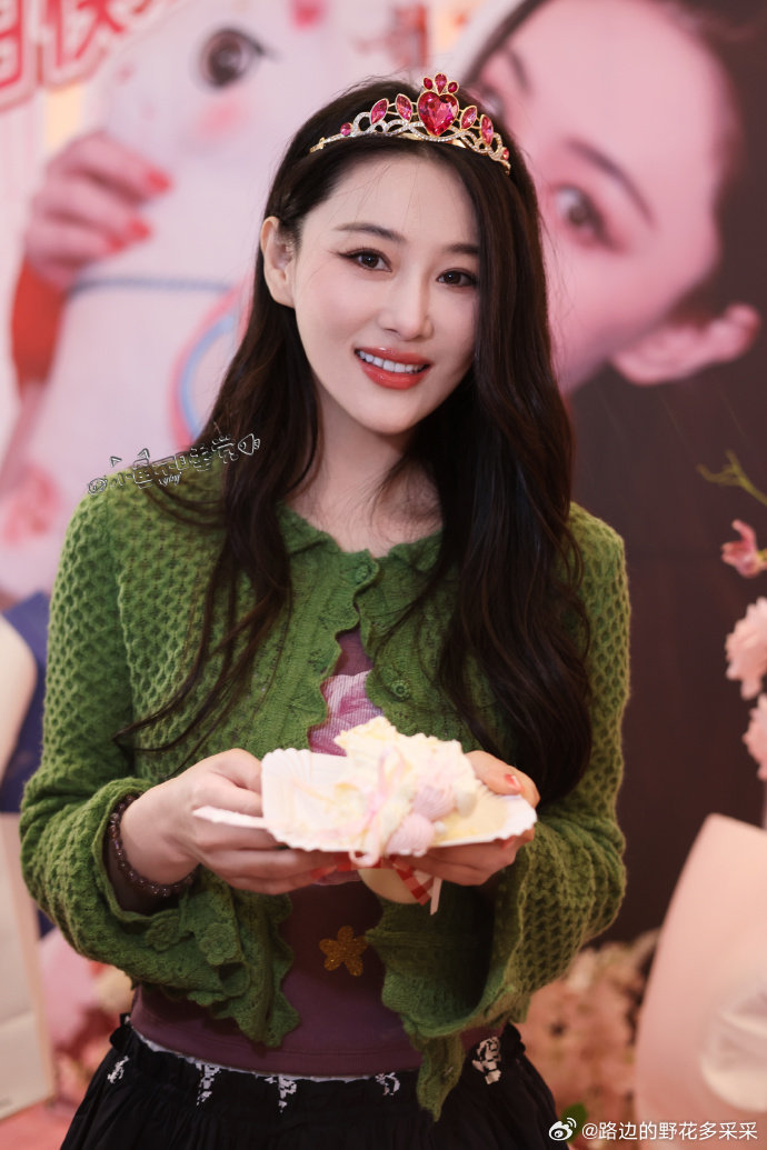 张馨予用雨伞出片了 救命！张馨予把粉丝的心意拍得这么美粉丝送的雨伞直接变成氛围感