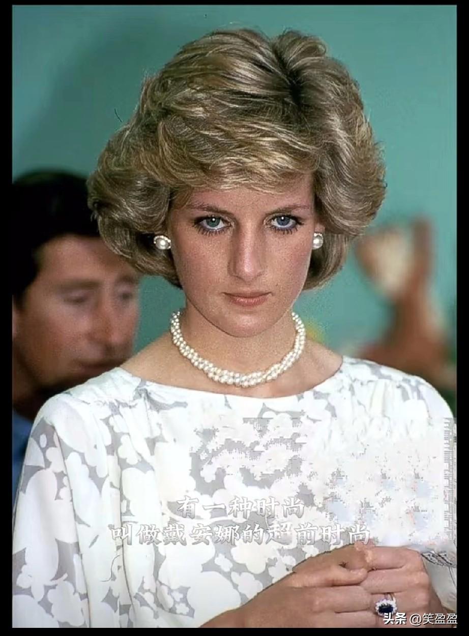 除了天生丽质，
珍珠是伴随戴妃时尚进阶路上，
永不退场的最重要时尚元素，
可以说