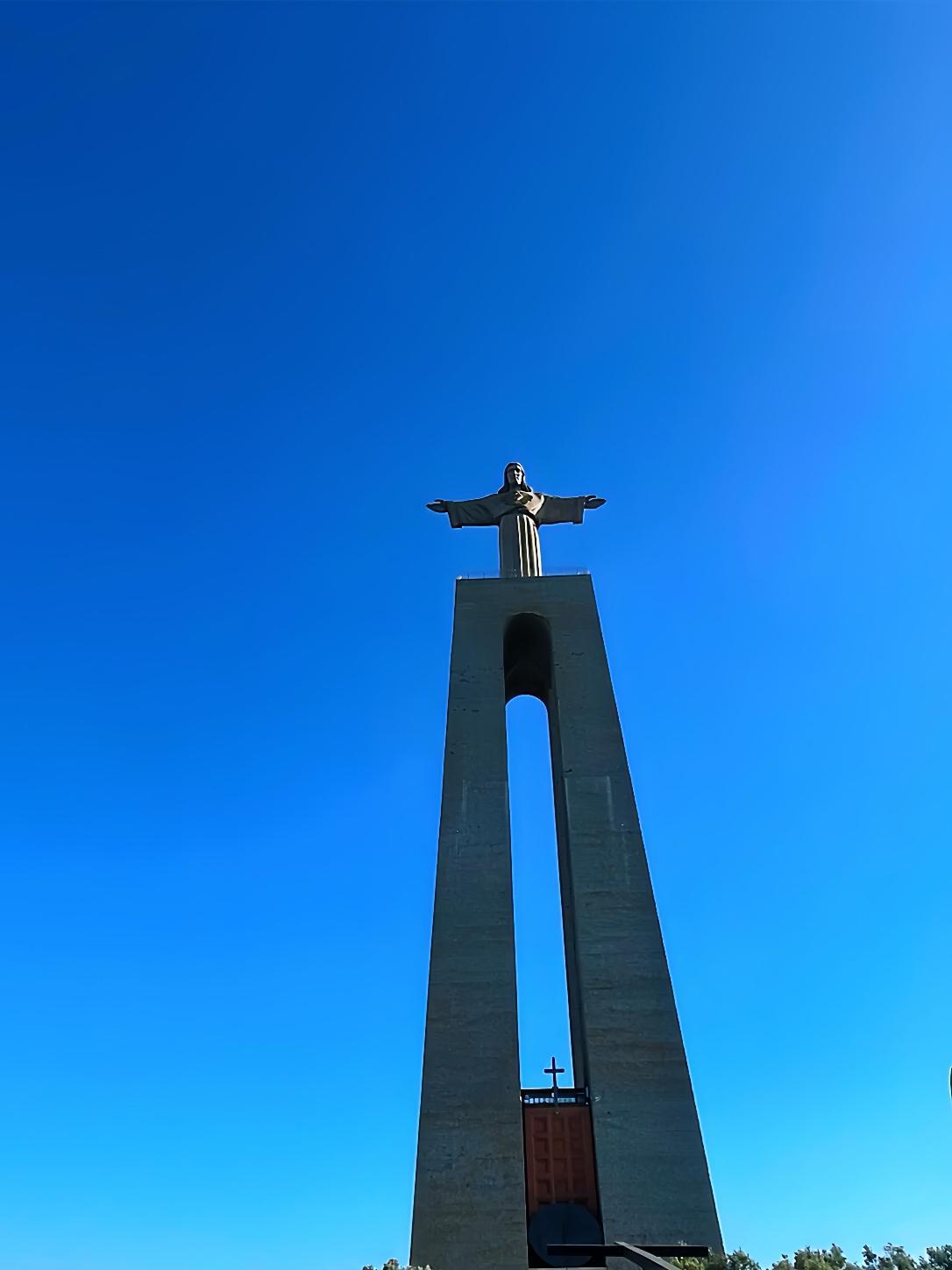 理解AI时代。
组织外共生可以让企业在保持独立的同时，在接口处开放能力，交换数据