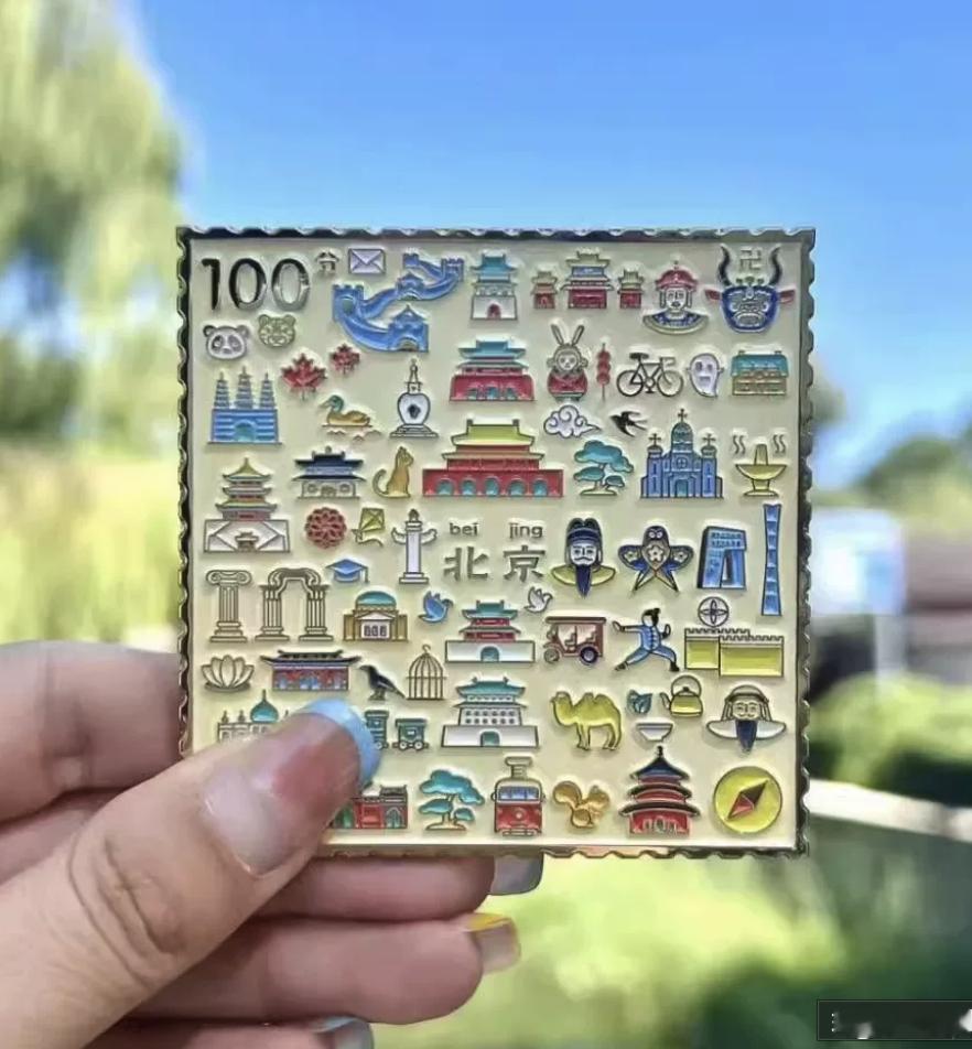 在北京的时候本来想买旅游纪念品，没来得及。无所谓了，旅游景点里没有我的回忆。我原