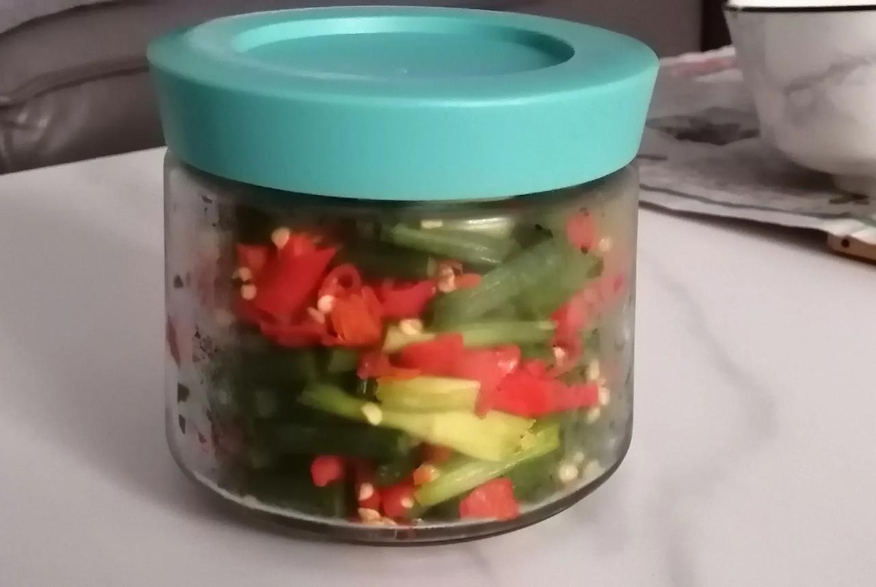 图中瓶子里，是我做的剁辣椒拌蒜苗（有的地方叫蒜苔）。昨天晚餐的时候，拿出来给大家