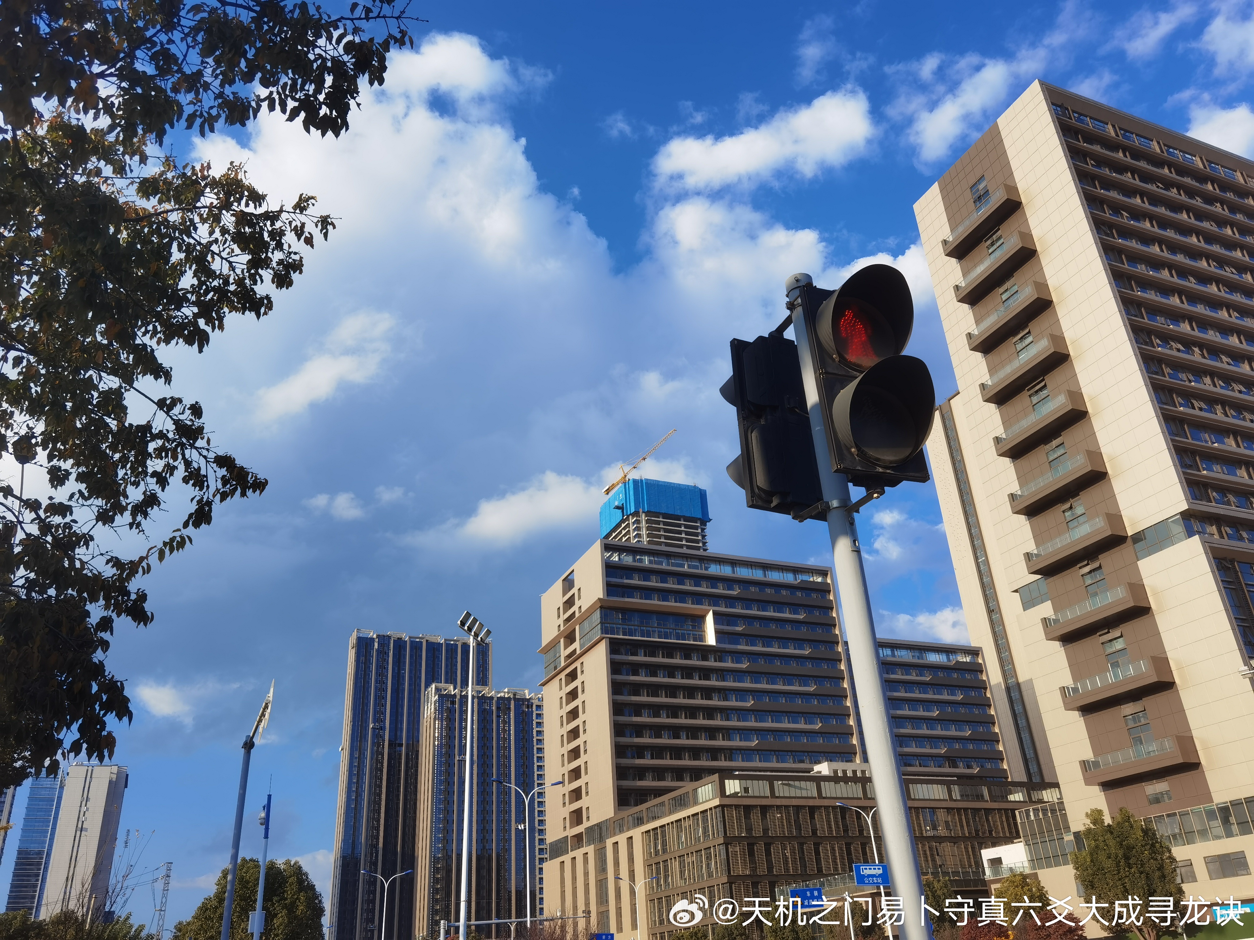 努力挽回却越挽回越糟，问题出在哪？当感情出现裂痕，很多人一心想要挽回，主动道歉、