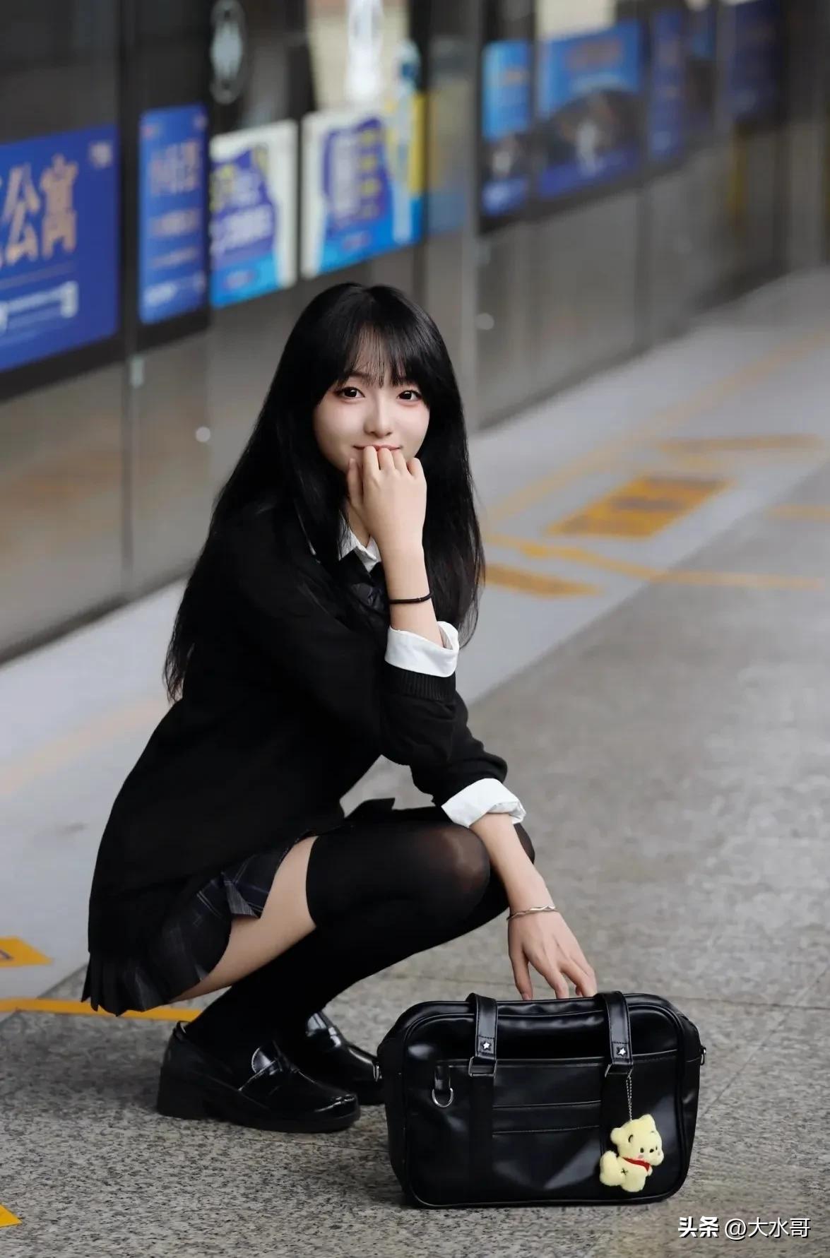 冬日生活记录地铁站等来了喜欢的jk妹子，纯纯的初恋的感觉，这双大长腿也太美了[比
