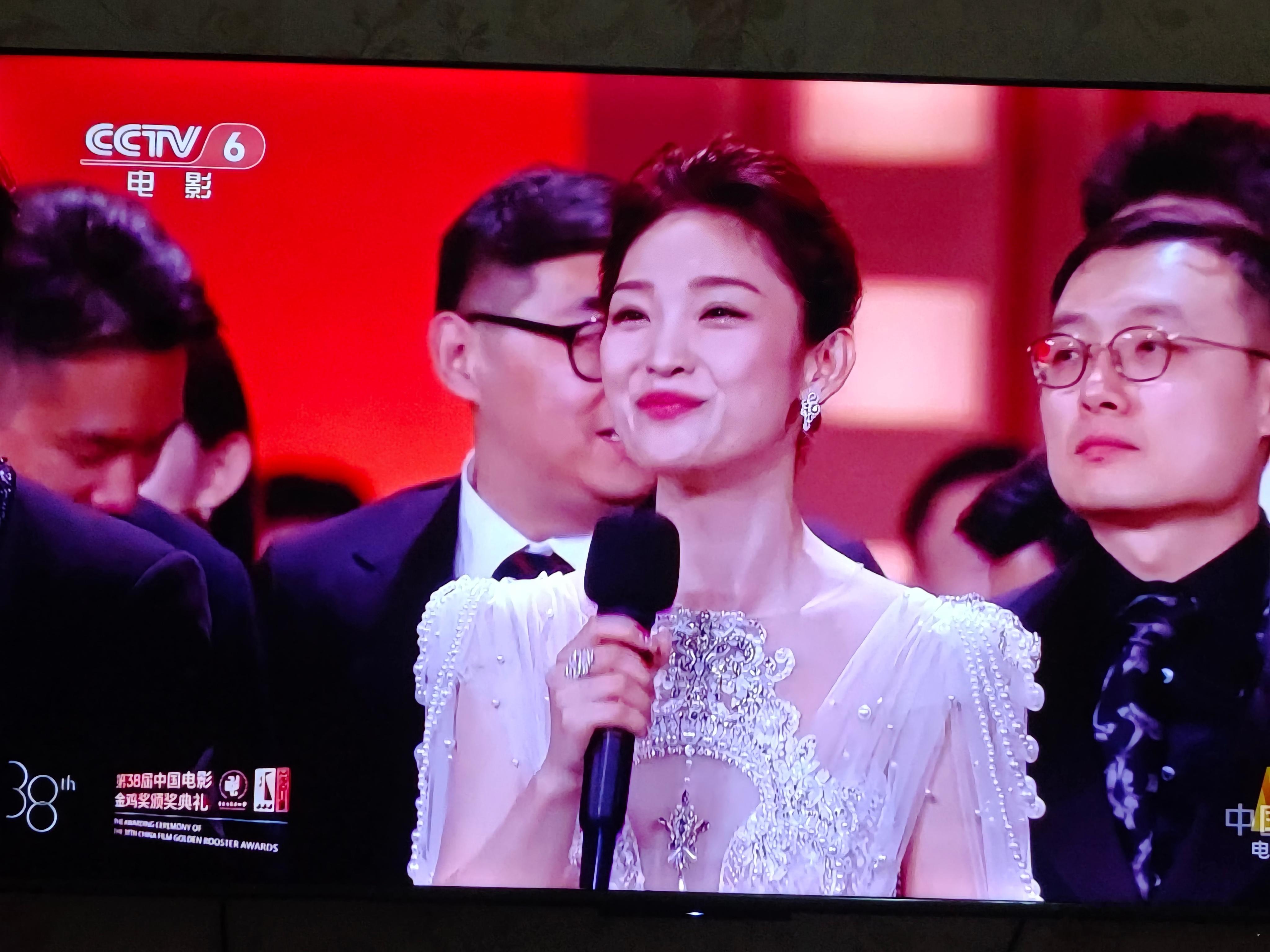 这几年看到最多的央视主持人应该是电影频道的蓝羽了，倪妮长相身材气质甚至主持风格都