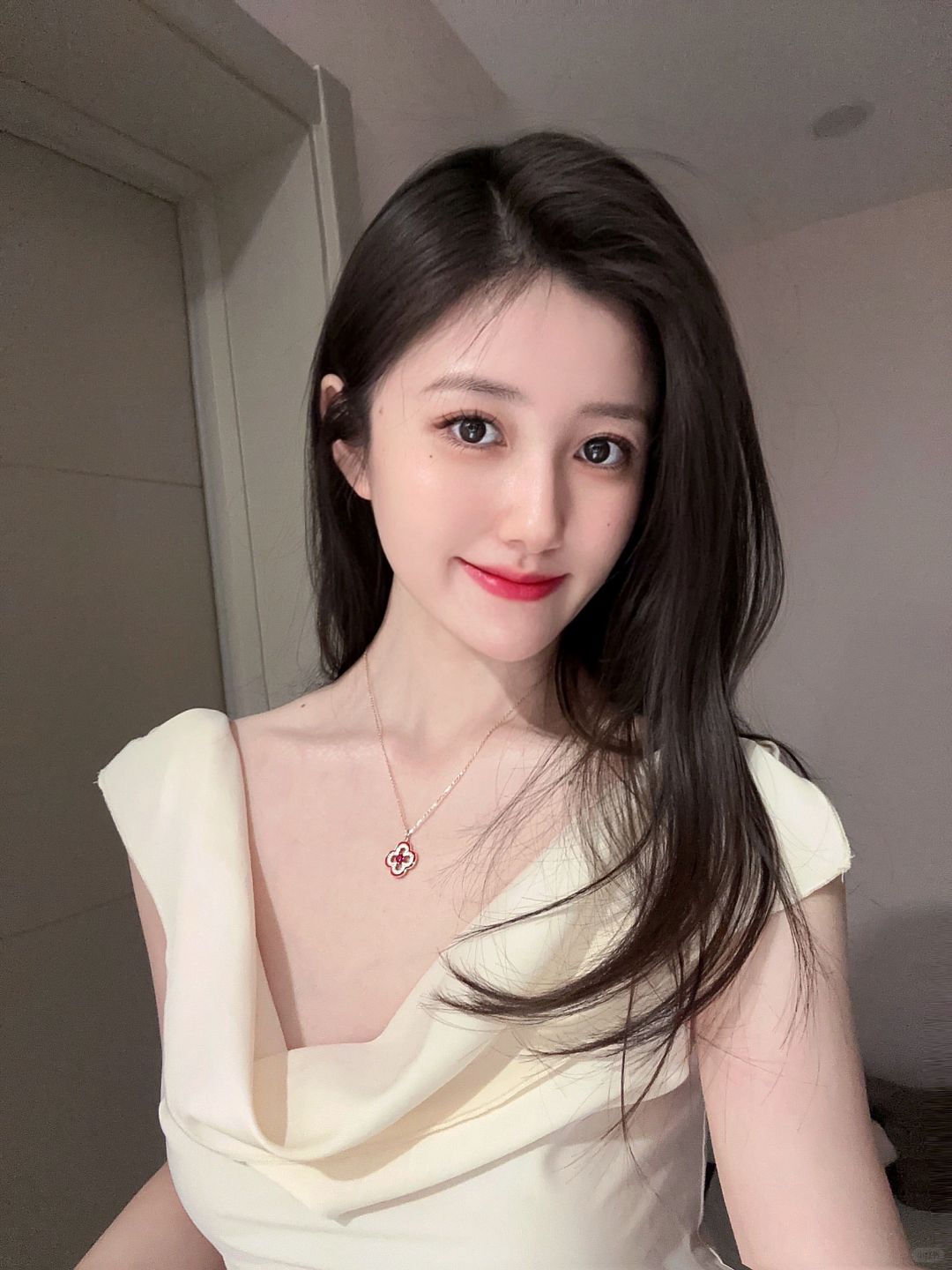 一条提升气质的红色项链