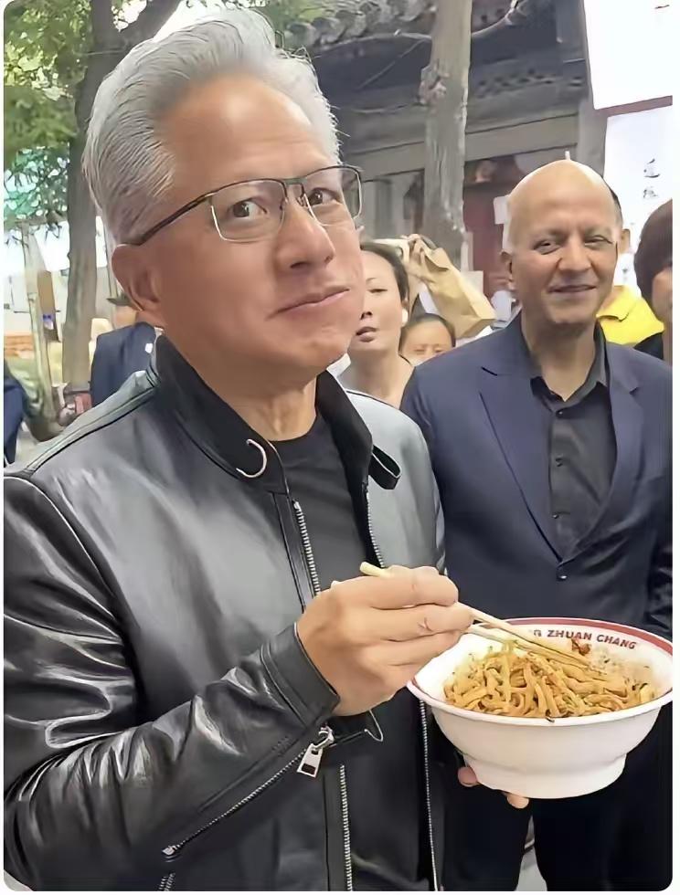 黄哥够意思，

大家都走了，他却偏偏要留下来，深入群众，争取给大伙留个好印象，