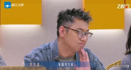 邓佳鑫简历没提来自时代峰峻 邓佳鑫的歌声太有魔力了，刚把人拉进音乐世界，乐评团就
