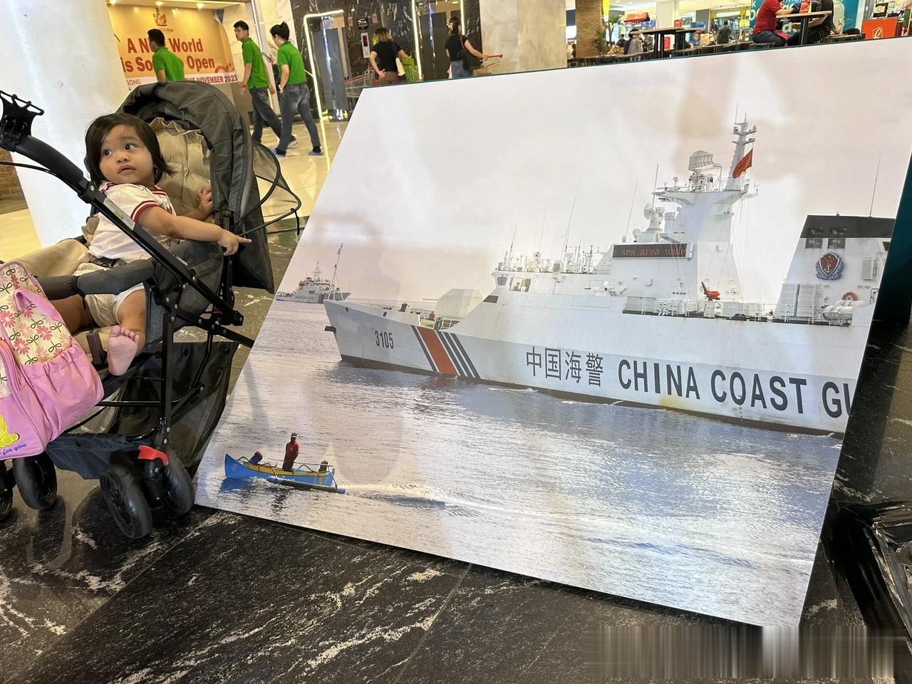 菲律宾，马尼拉
这几天菲方把仁爱礁的宣传展板放在了马尼拉市中心的一座大型商场里，