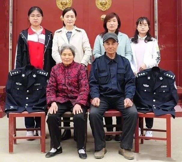 【这是一张特殊的全家福】儿子和女婿都是警察，先后牺牲，一夜白头的他成了家里唯一的