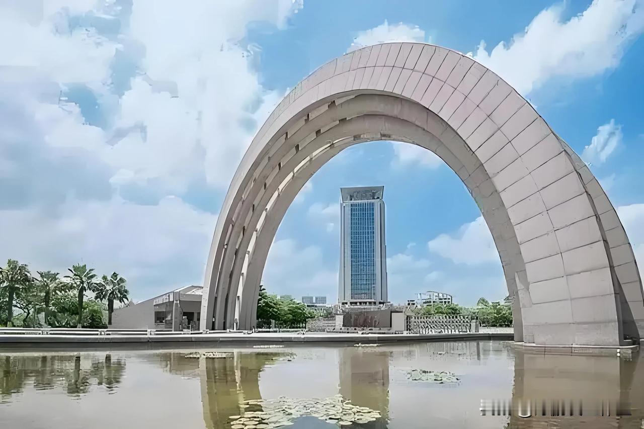 泉州华侨大学摊上事，网络舆论已发酵爆发，网友各持己见争论不休，官方已正式发布通报