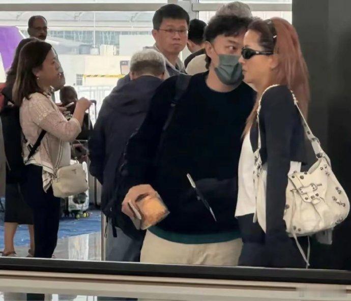 陈奕迅全家赴日旅游，女儿陈康堤罕见现身，素颜油头显黑眼圈，熬夜常态下引共鸣。 ​