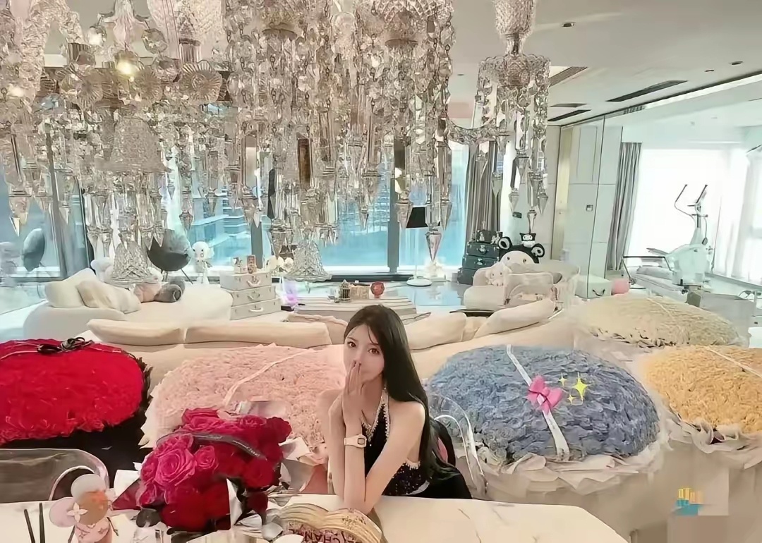 抛开别的不谈，叶柯的家真的太美了！！家具摆件全是大几十万的奢侈品牌，满满人民币的