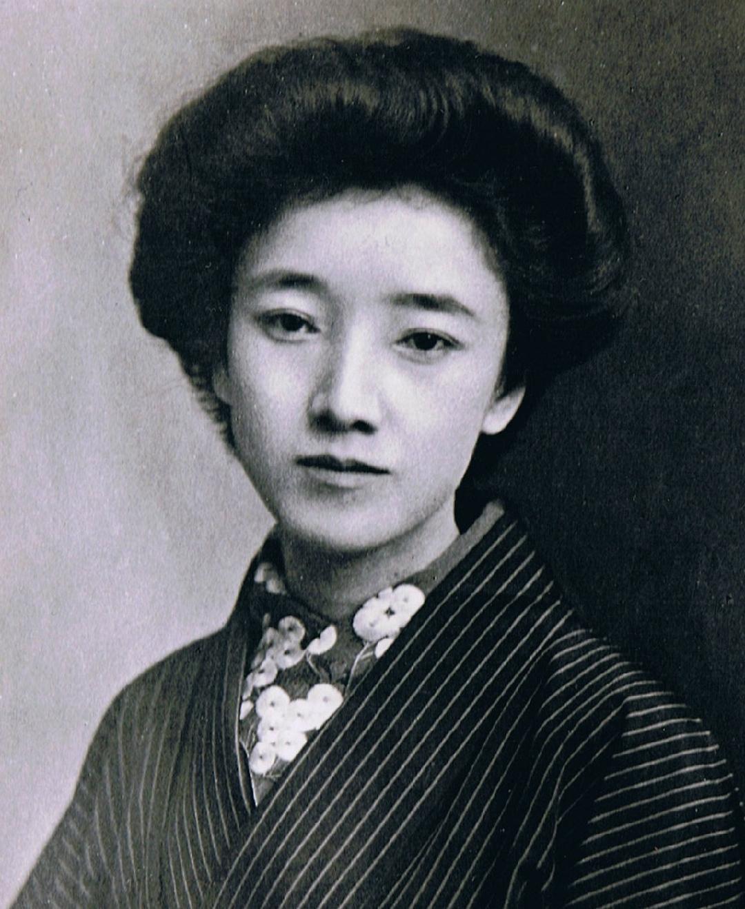 柳原白莲（1885—1967），原名柳原烨子，日本诗人，大正天皇的表妹，贵族名媛