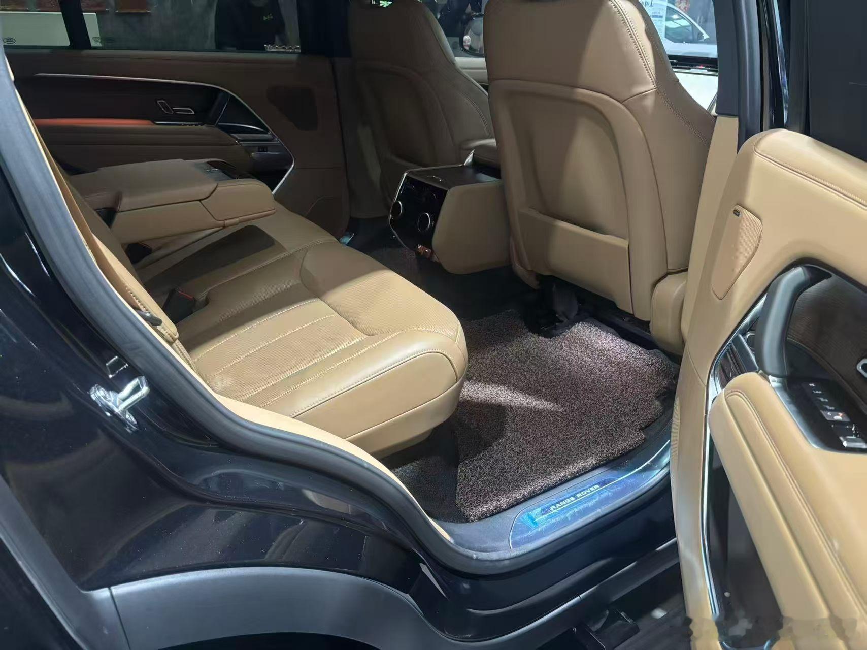 2025款路虎揽胜3.0 L6 400PS盛世加长版，25年01月上牌， 900