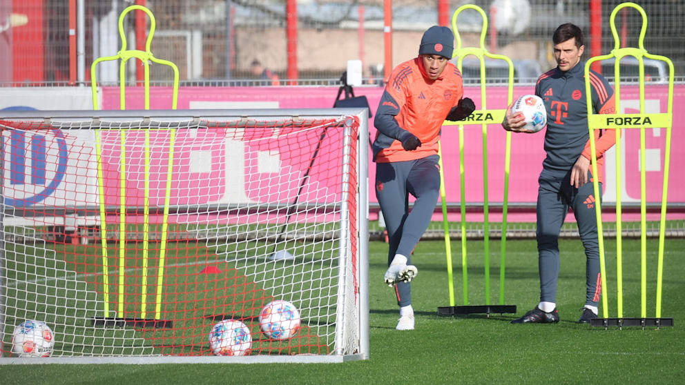 贾马尔·穆夏拉的复出之路又向前迈进了一步，伤愈复出后首次进行了射门练习。控球、假