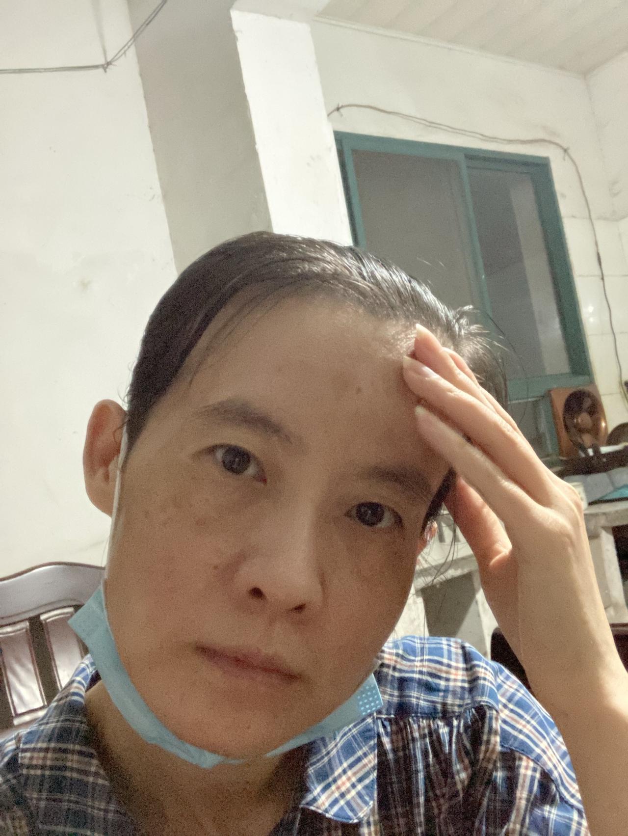 今天下雨，出去看了个房，运动鞋湿透了，因为我只有这一双鞋，说出来怕大家笑话，裤子