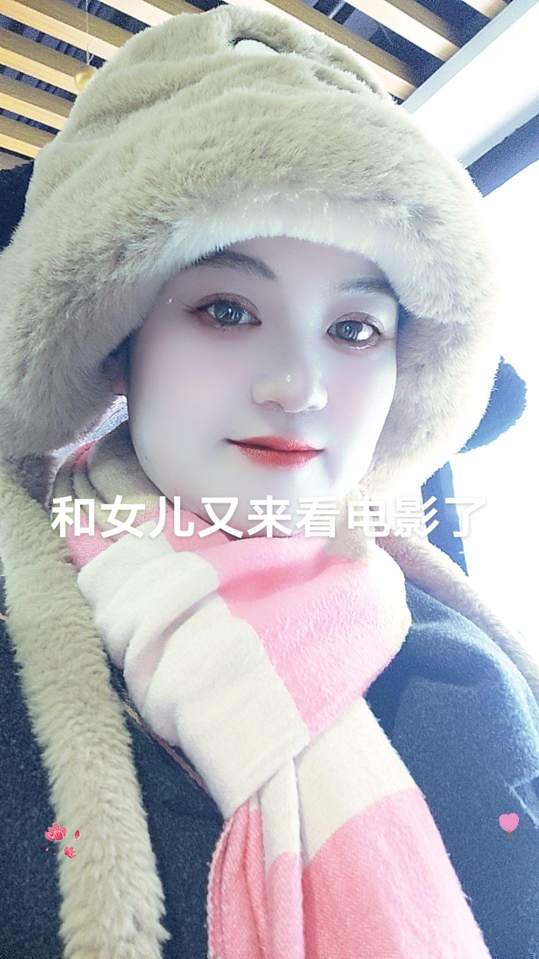 和女儿又来看电影了真实的我 爱自拍的我 帽子一戴谁都不爱 做个简单的人