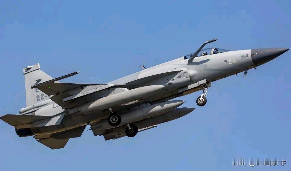 不要指望巴基斯坦枭龙战斗机到达沙特，就能起到多大的作战作用，枭龙充其量只是一款准