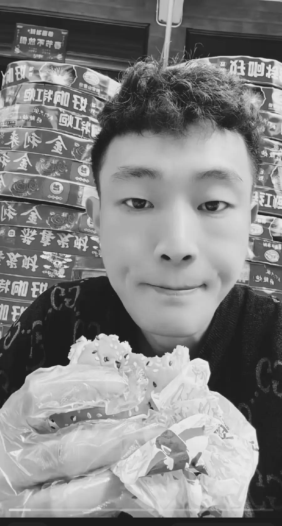 郴州烟花店老板的事，扒出的5个细节：
1、据说为了过年囤了接近1000万的货，以