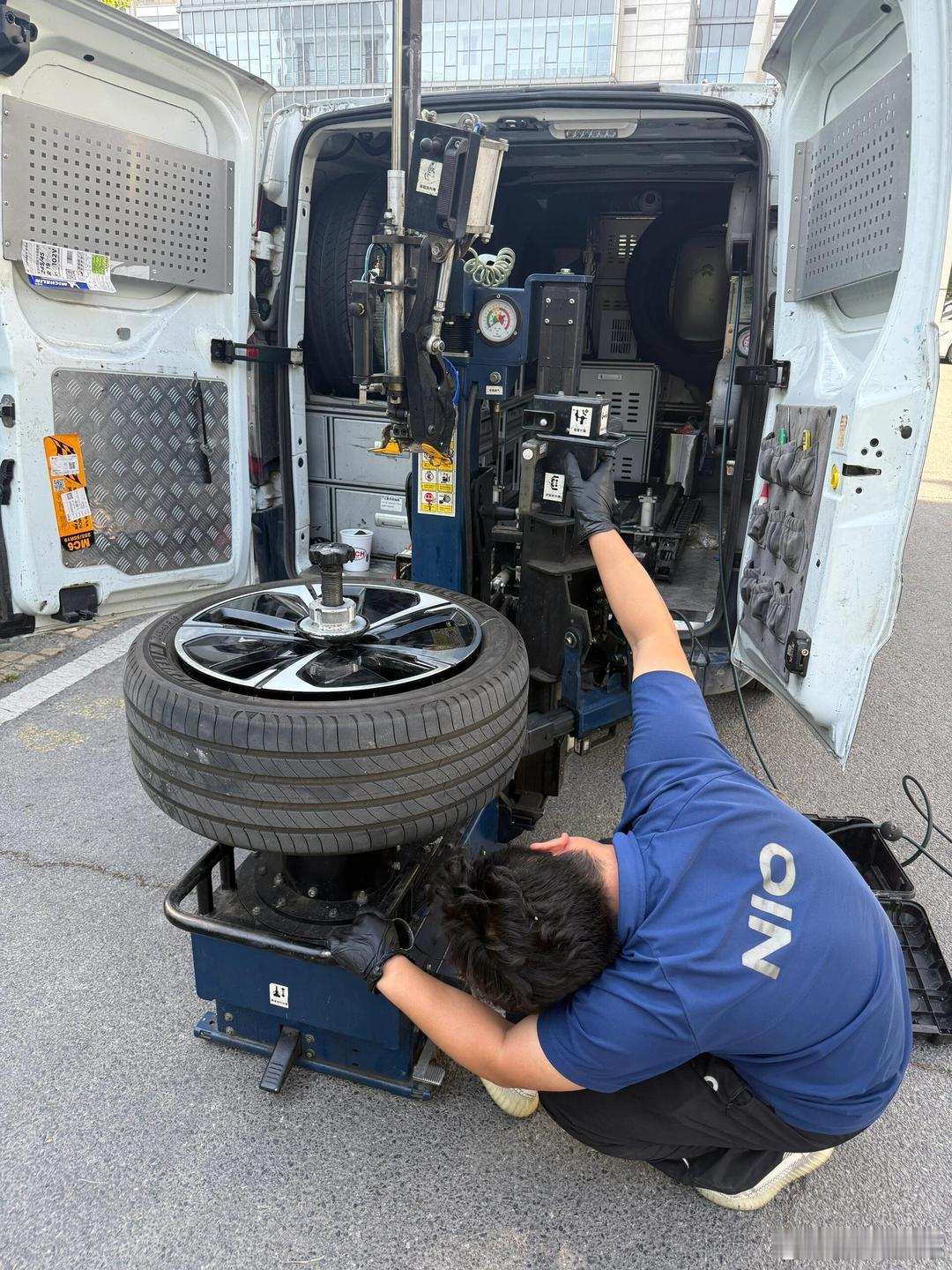 思考如何换轮胎方便？蔚来10年前不是已经给出了答案吗？这就是差别。大V聊车蔚来