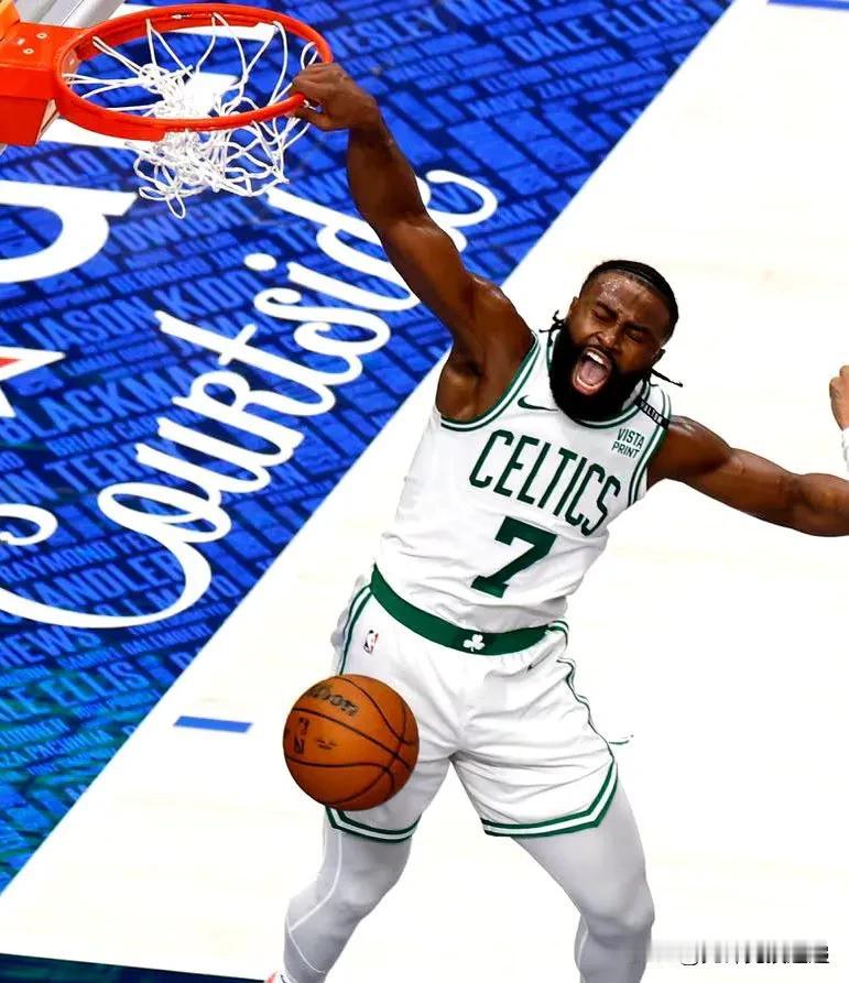 根据NBA的数据，凯尔特人队和独行侠 NBA 总决赛第三场比赛的平均观众人数比去