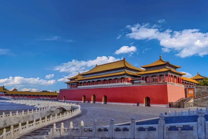 北京初雪真就是中式美学天花板！就说今冬第一场雪，直接让故宫美成了古画。红墙映雪，