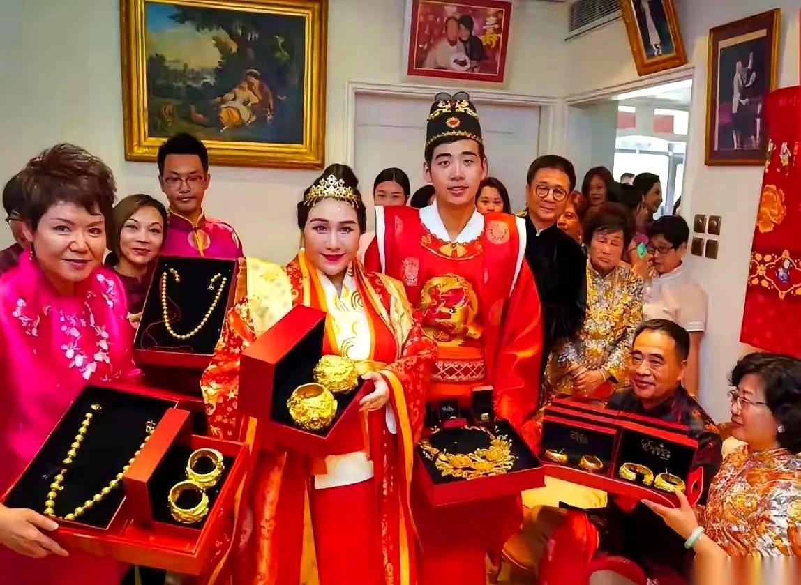 都说豪门女婿难当，但赌王四太梁安琪，偏偏不按剧本走。
所有人都等着看戏。等着看她