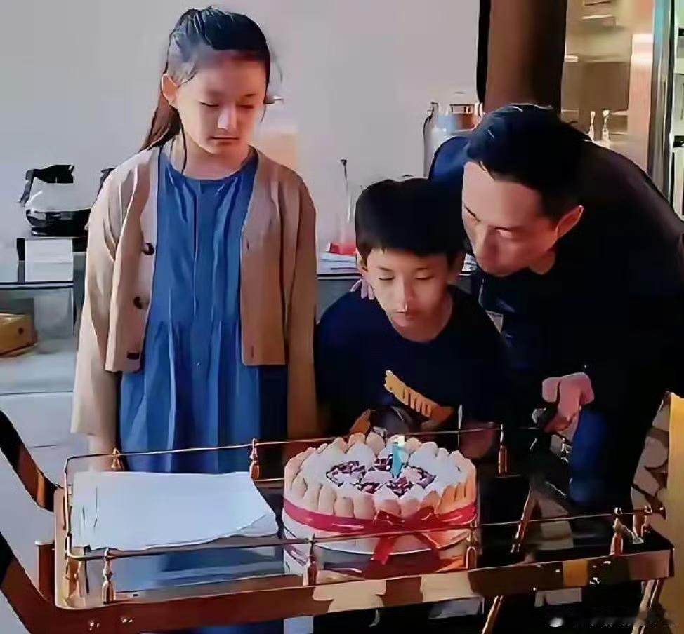 小菲对孩子们的教育，小菲对孩子游戏行为的管控引发了广泛讨论。从利弊角度来看，他的