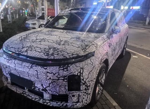 理想L9测试车曝光，车身尺寸增加延续大G韵味，优化空调出风口强化空间感，无需革命