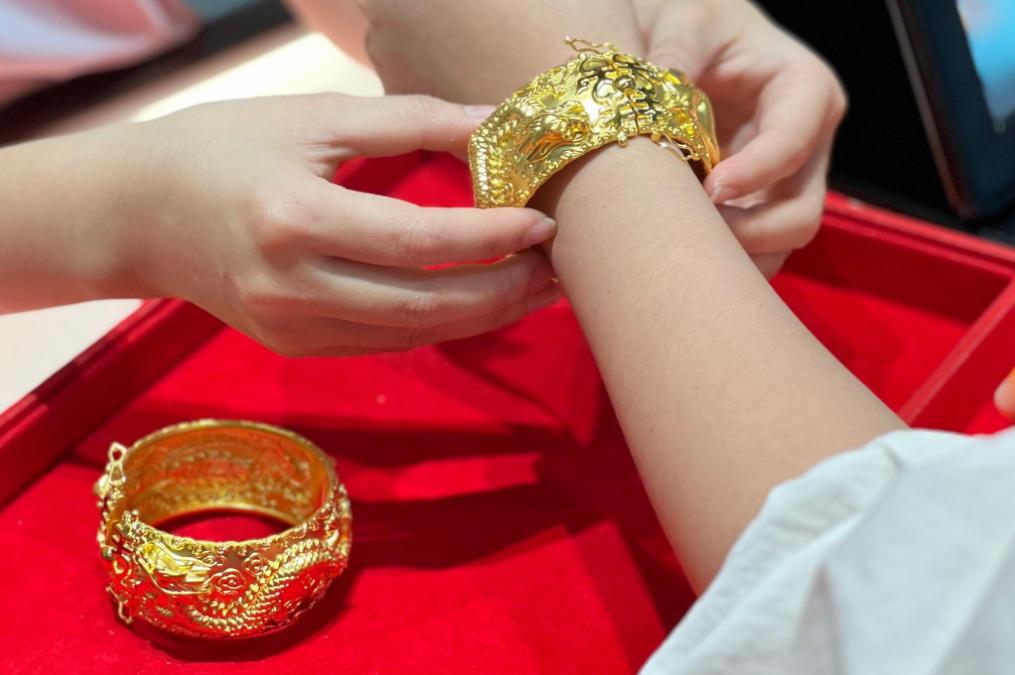 中国连锁金店门店数
老铺黄金（36家）
菜百首饰（100家）
周生生（950家）