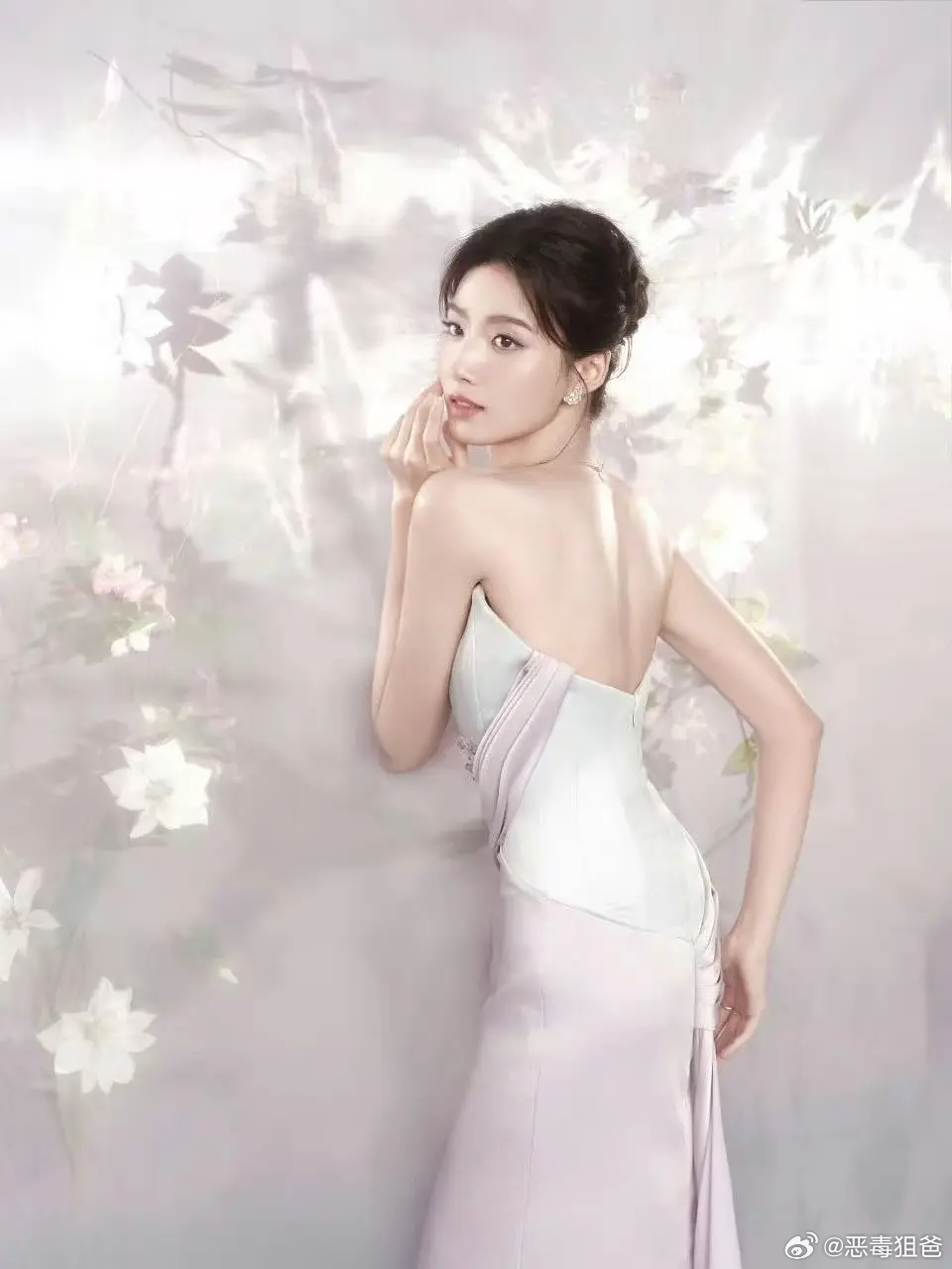 卢昱晓电视剧品质盛典造型出图 好薄一片 