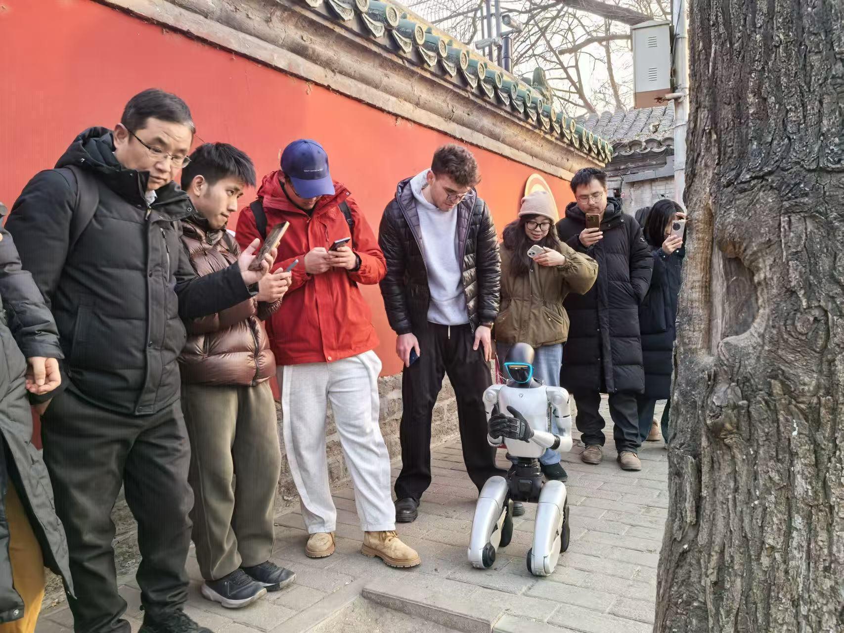 发明机器人在雍和宫祈福的是天才被雍和宫祈福机器人狠狠圈粉！2026腊八的这份惊喜