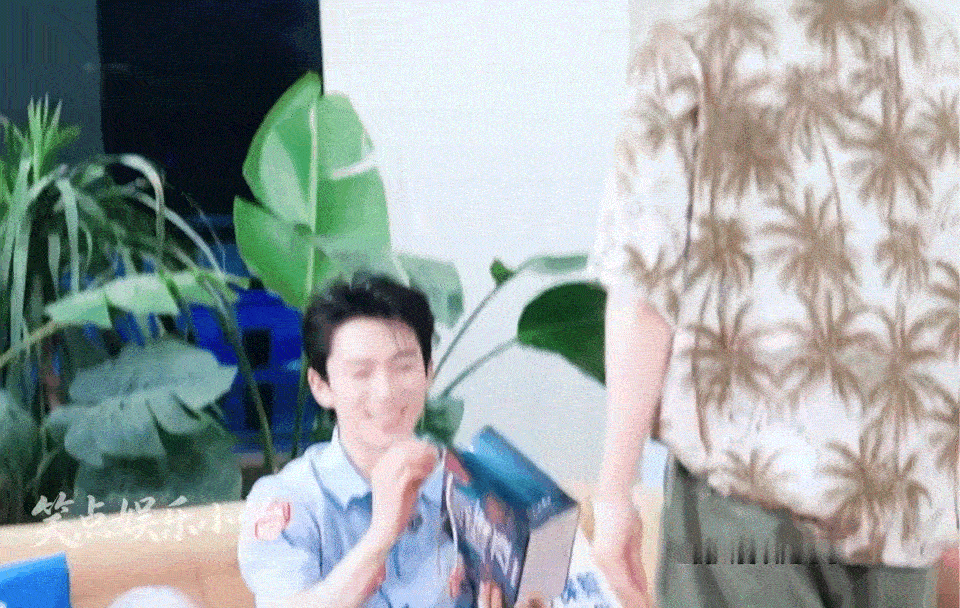 王星越邓为互送礼物王星越邓为互夸花少8这段双向互动太暖心！王星越和邓为互相挑选礼