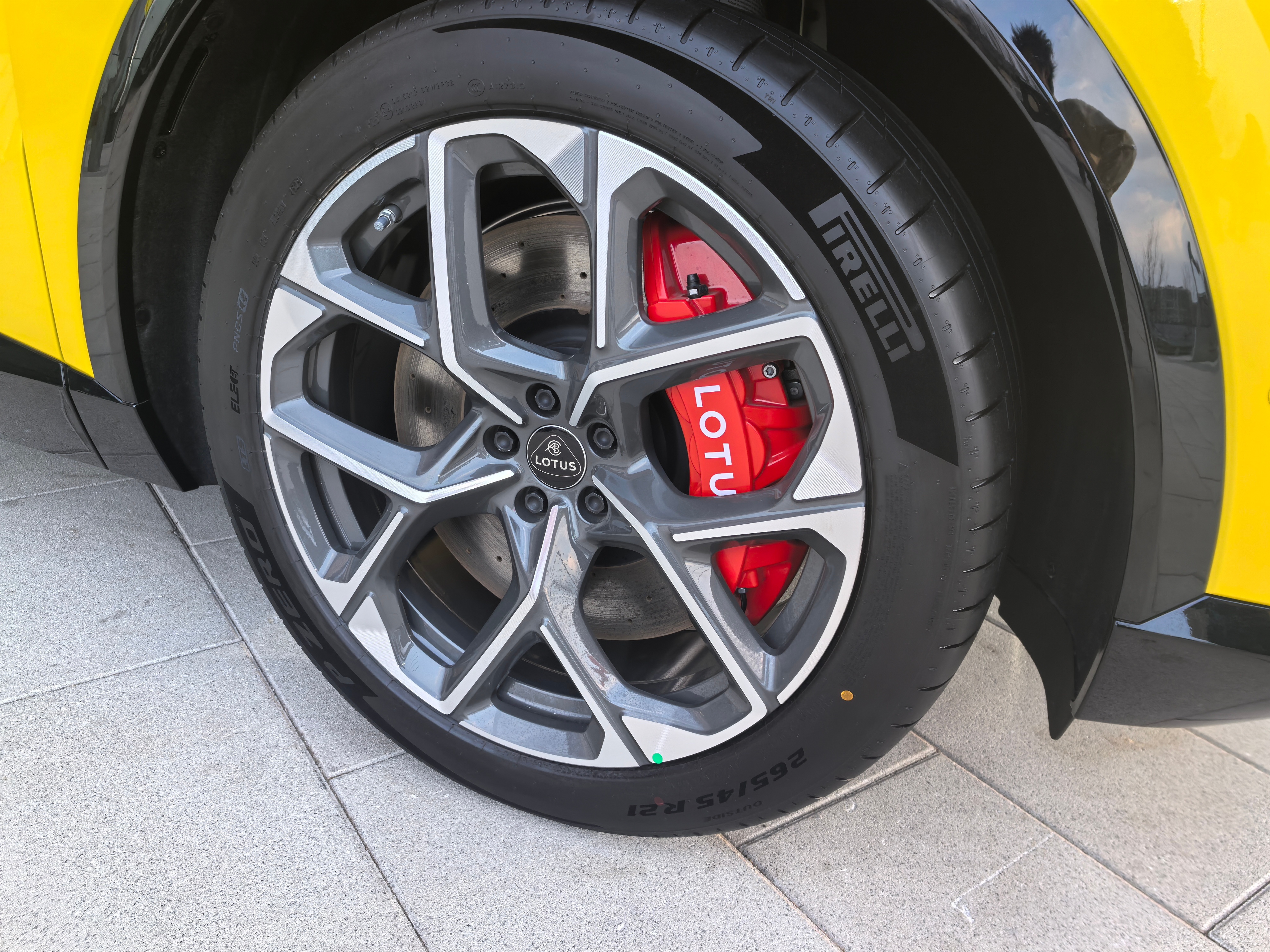 全新莲花forme 78年的顶级赛车历史，莲花对空力的刀法还是相当特别的，For