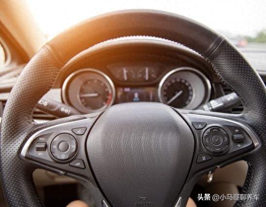 开了十年车才知道：怠速方向盘一抖，不亮故障灯也要警惕