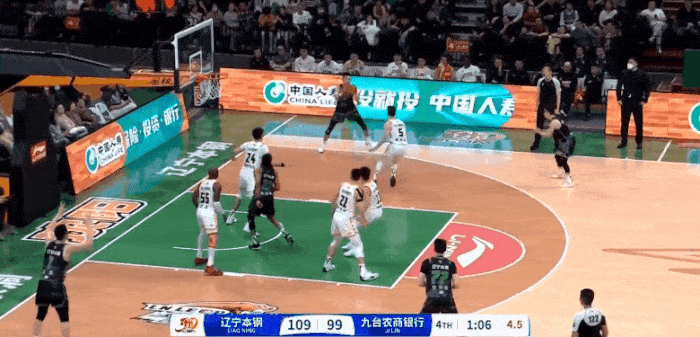 队史第一！赵继伟的总助攻数来到了辽宁男篮队史第一，成为辽篮助攻王！

这场比赛赵