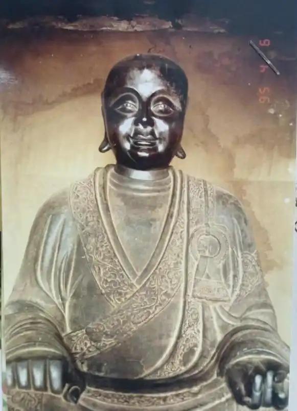 [微风]“必须严查！”近期，有游客在北京观复博物馆参观时，发现展柜里一尊铜造像越