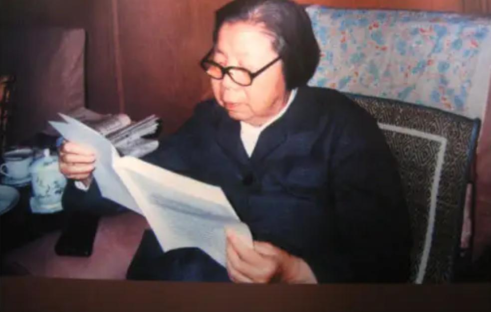 山西老红军，请邓颖超为丈夫证明身份，邓：这事只有毛主席才能办
“邓大姐，我是石澹