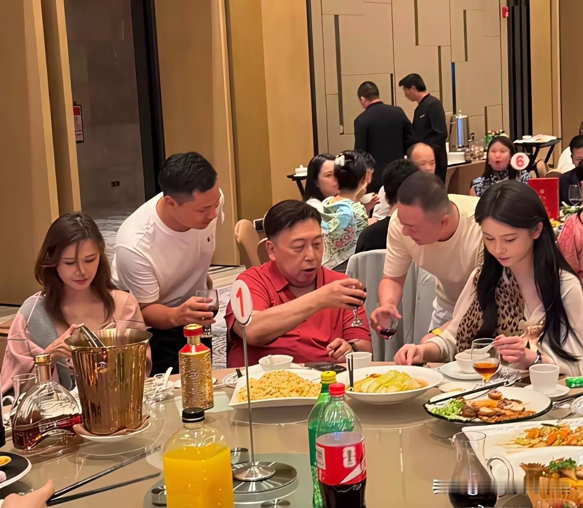 事实证明，成功的男人身边，从来不缺美人！