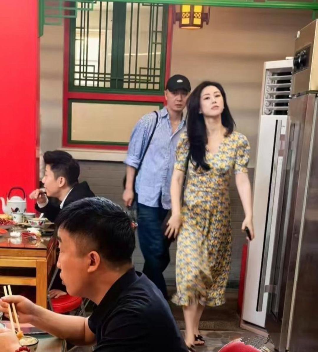 荧幕中看到的朱珠是那么美艳动人，可是现实中的她气质一般，没有传说中那么的好看。