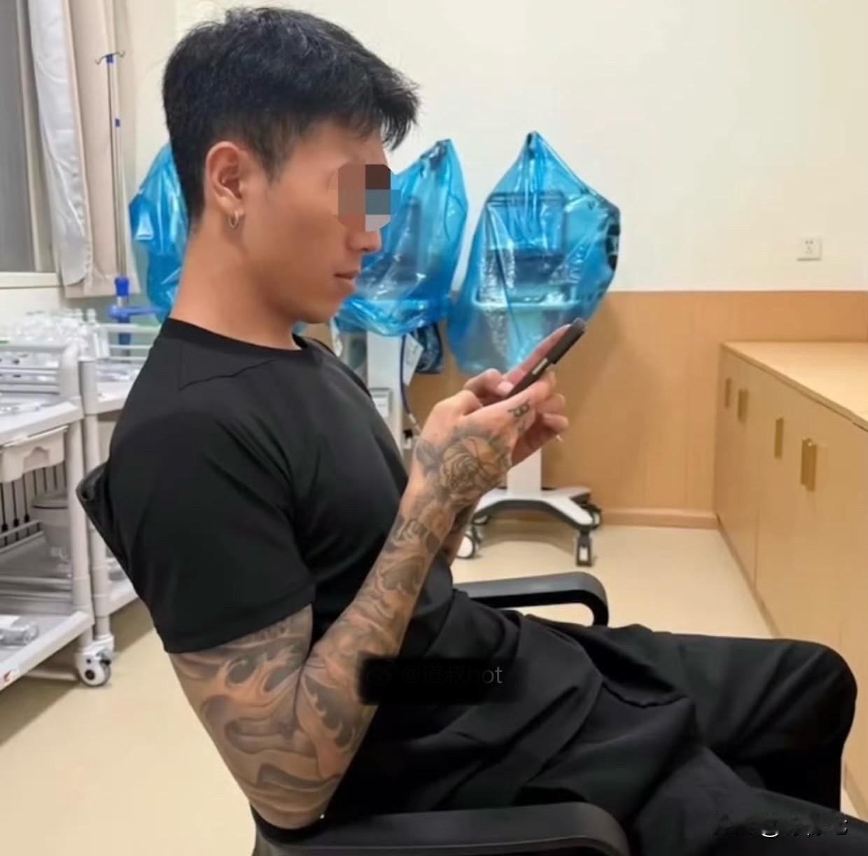 逆天！医院成为约会圣地⁉️青岛护士秀恩爱翻车
夜班护士夜班“秀恩爱”引爆全网：底