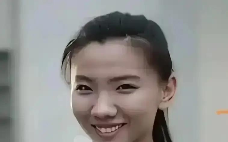 演员邢睿本想在三里屯靠“体验流浪”博出位，结果一秒翻车。
把苦难当剧本，这根本不