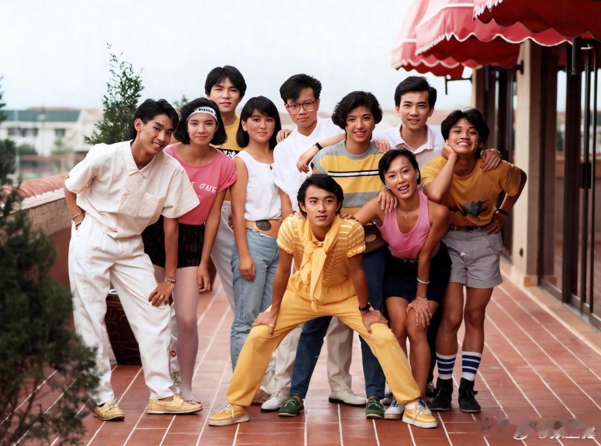 张卫健晒出19岁时的照片，那时候的他，还有一头浓密的头发。很多人好奇张卫健为什么