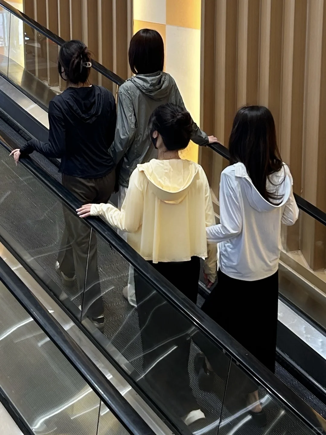 现在女生出门是把防晒衣焊身上了吗？？