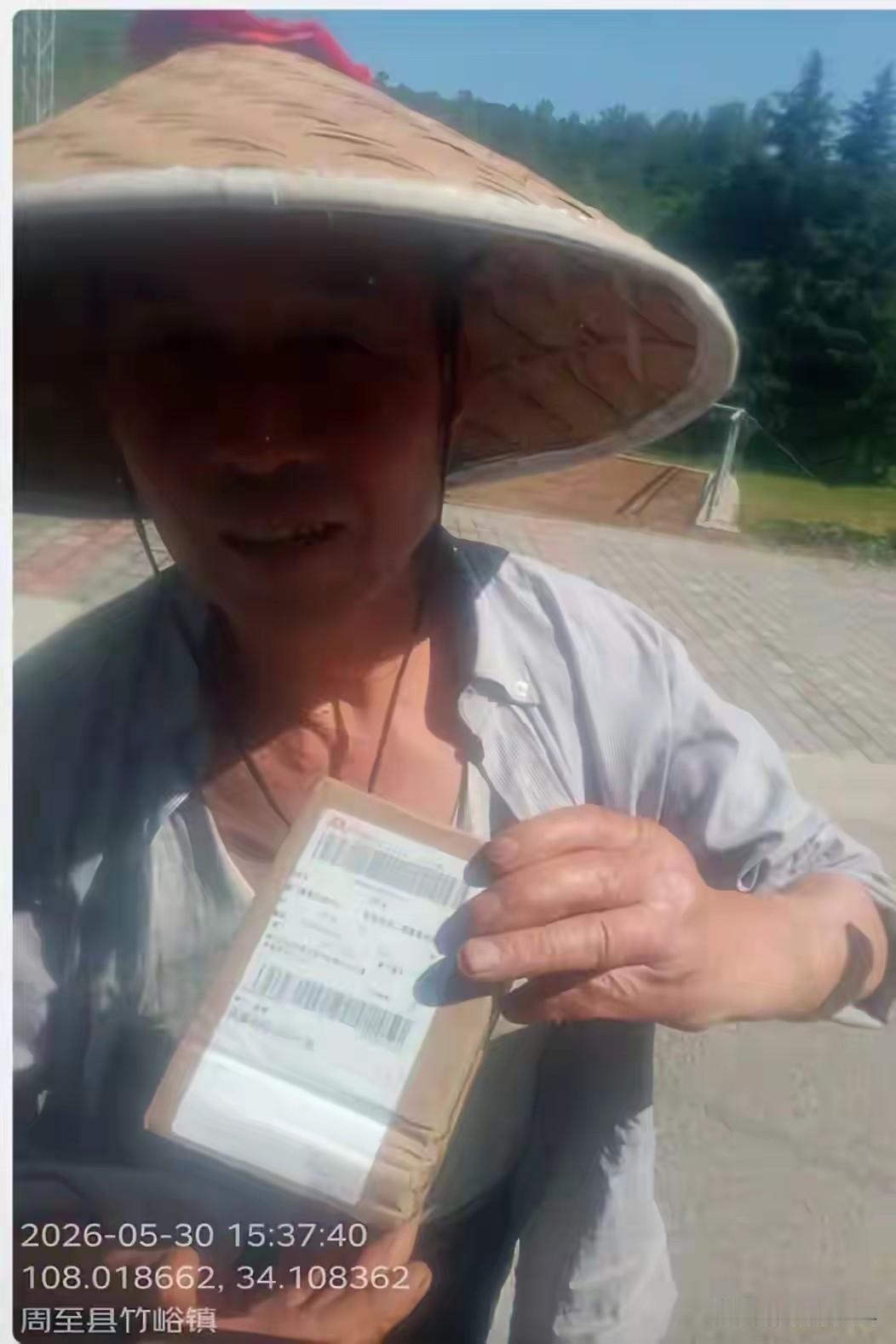 流泪读完：一张快递抓拍照，看哭千万儿女眼——原来父母的变老总是偷偷的，是子女意识